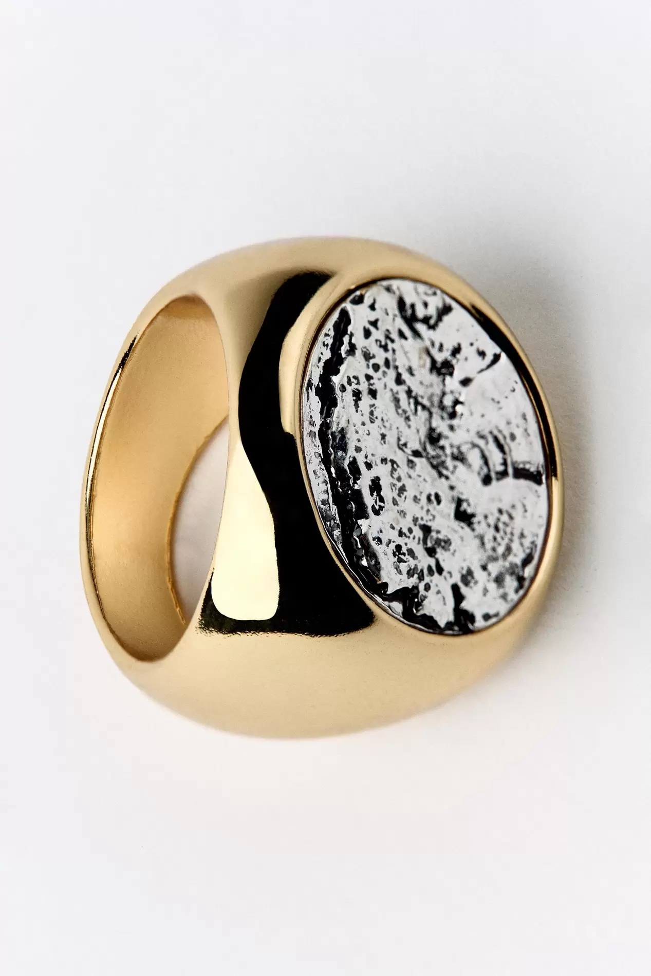 TEXTURED MEDAL RING offers at S$ 29.9 in ZARA